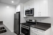 2BR, 2BA - 916SF - Kitchen - 4021 Stevely Ave