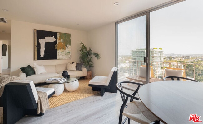 Building Photo - 100 S Doheny Dr Unit 1011