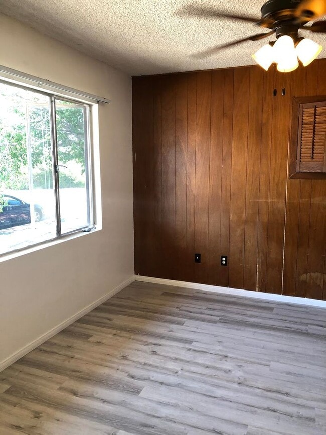 Building Photo - 5 bed 3 bath w/ POOL and Large rooms