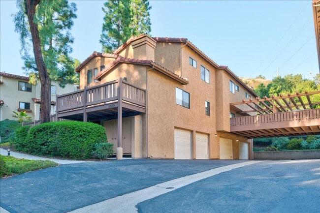 Building Photo - Beautiful End-Unit Townhome Centraly Located