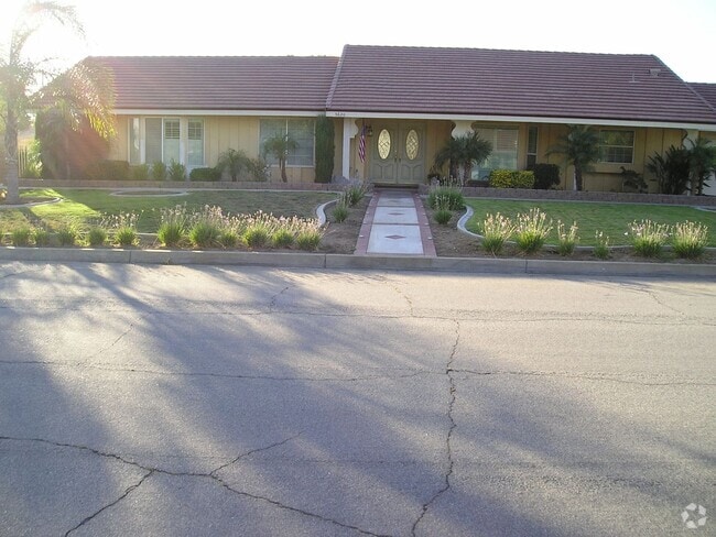 Building Photo - NORTH RIALTO COMING SOON! Rental