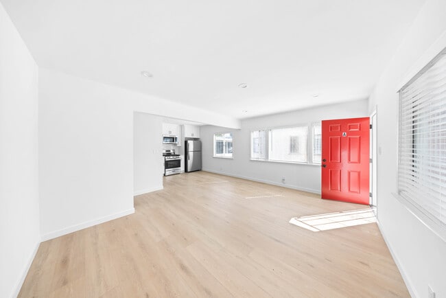 Building Photo - 533 E Chevy Chase Dr Unit 1