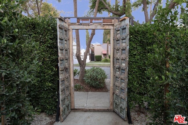 Photo - 953 N Martel Ave