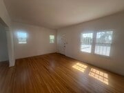 entrance way - 800 N Mansfield Ave Apartment Unit 800