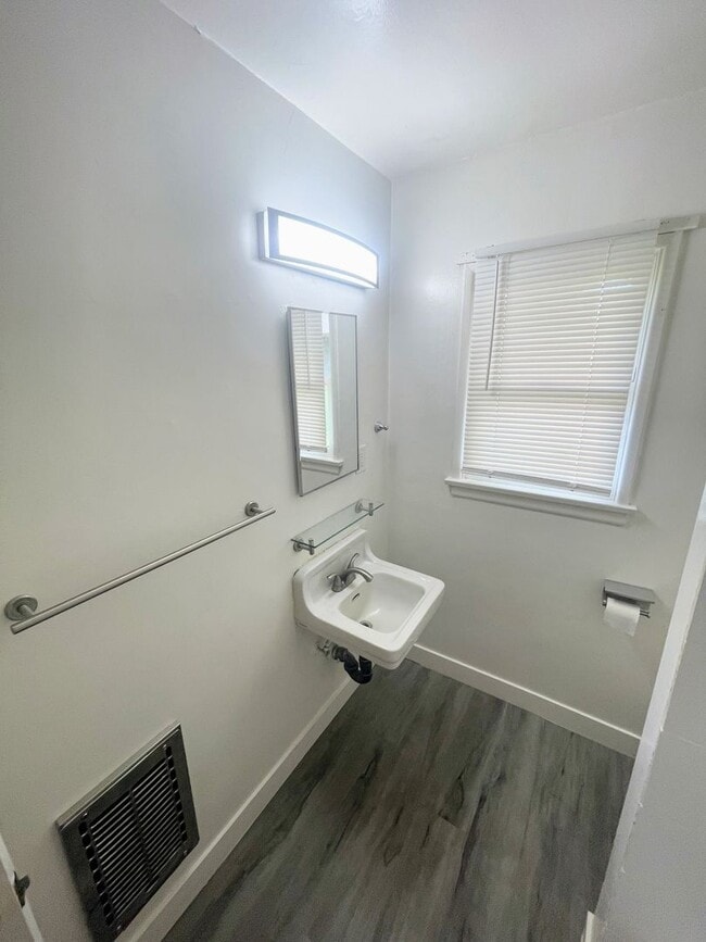 Photo - Simple, vintage, and beautiful! 1bd/1ba near Downtown NoHo and arts district Unit 11047 #7