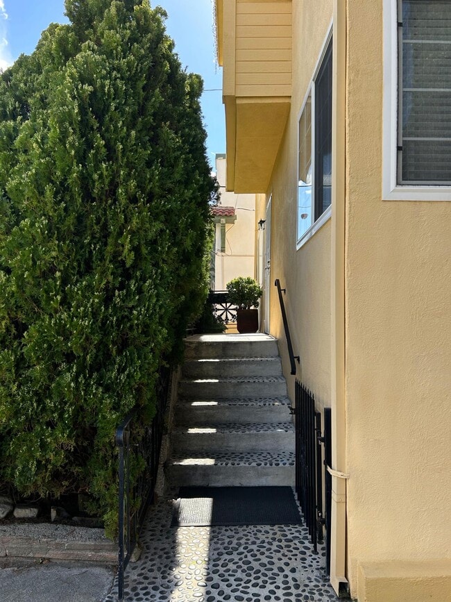 Private gated entry to 309 - 309 Hill St