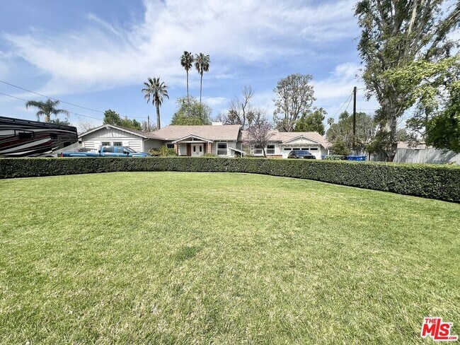 Photo - 22839 Oxnard St