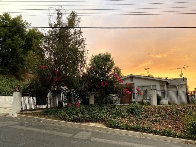Photo - 3 bed 2 1/2 bath home single story home in Woodland Hills!