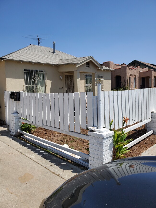 Building Photo - 611 W 85th St