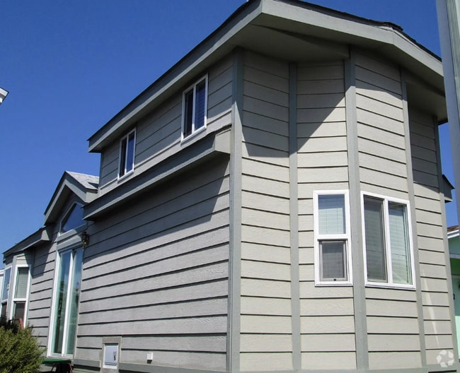 Building Photo - 12265 Woodruff Ave Rental