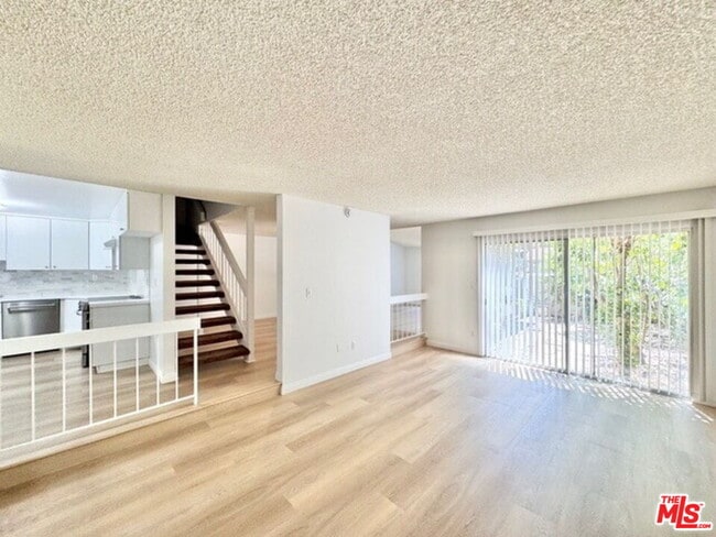 Photo - 10464 Larwin Ave