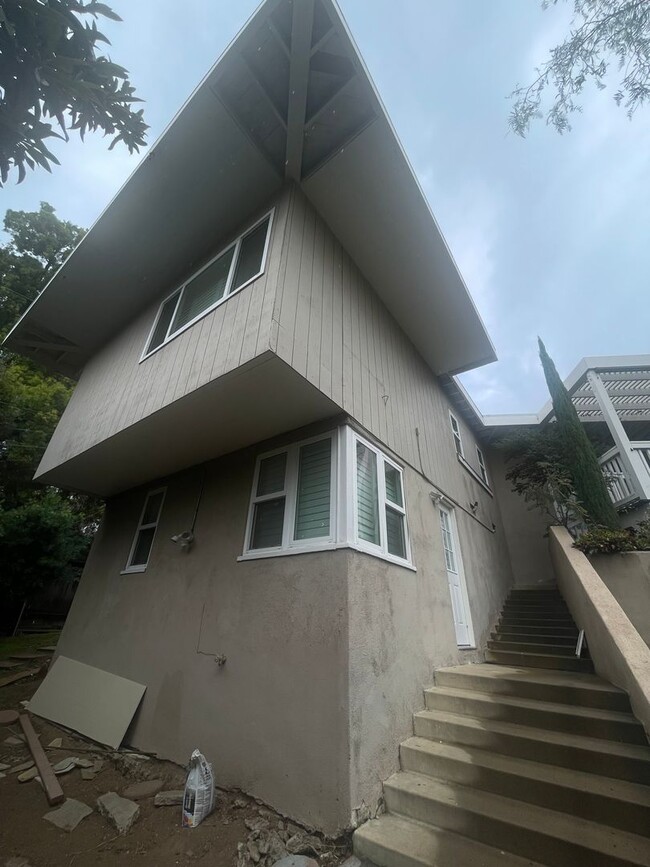 Building Photo - 714 Oceanview Dr Unit 1