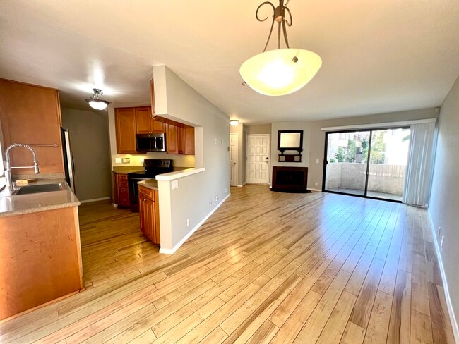 Building Photo - 8316 Via Sonoma Unit UCSD Townhouse - Woodlands South