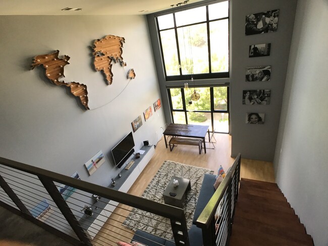 Building Photo - Top Floor Loft Style 1 Bedroom in Cortez Hill!