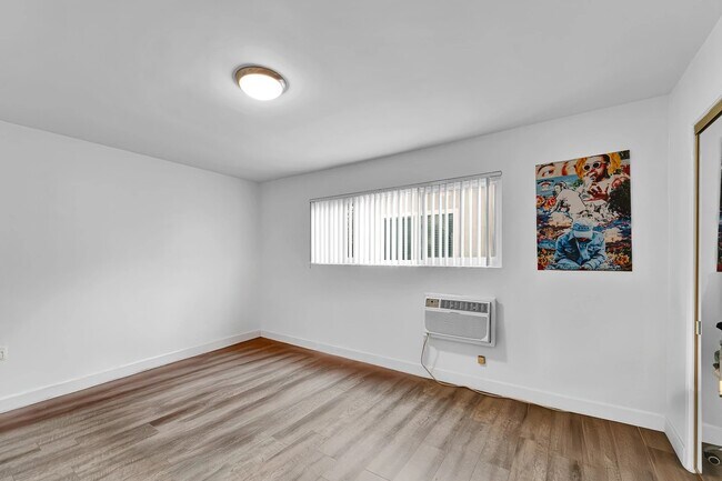 Photo - 925 W 30th St Unit 7