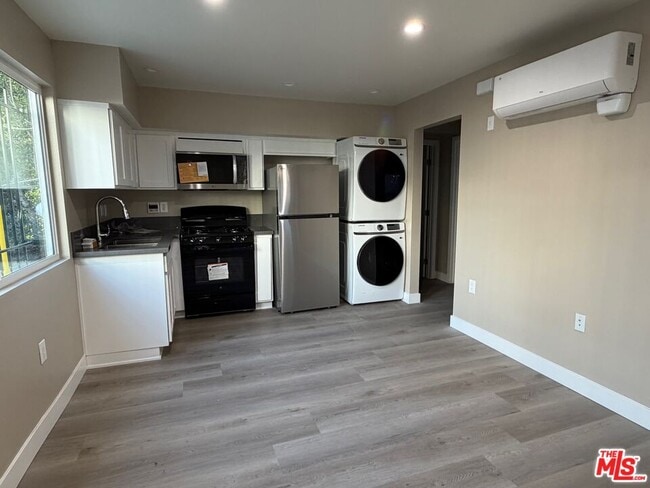 Photo - 3568 S Budlong Ave Unit 6