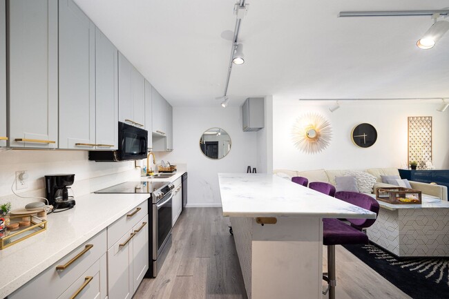 Building Photo - Beautifully Updated 2 Bedroom Condo with Optional Furniture! Unit 42