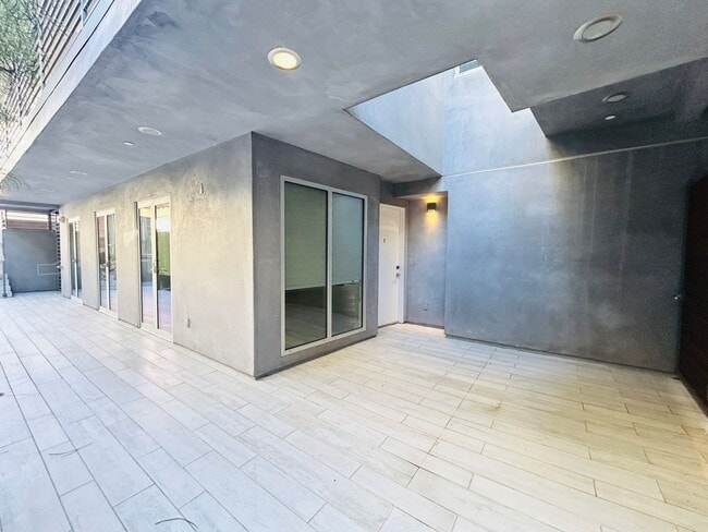 Building Photo - 947 4th St Unit Three Bedroom