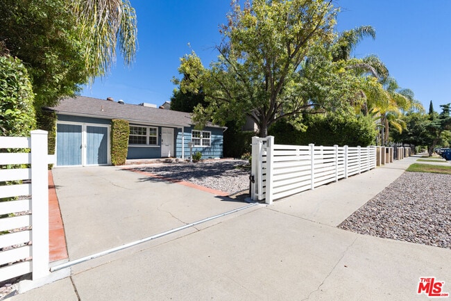 Photo - 5162 Lindley Ave