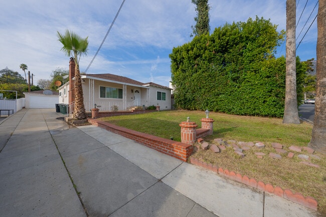 Photo - 1027 E Elmwood Ave House