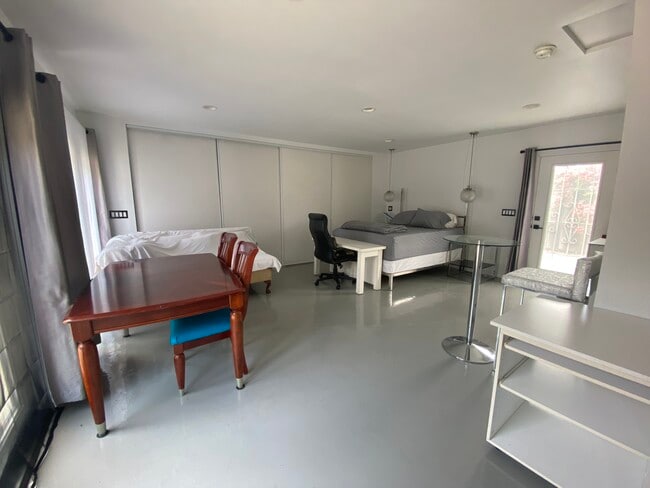 main - closet doors slide - 3047 Edgehill Dr