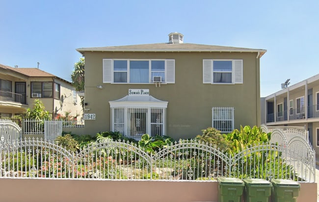 Building Photo - 1942 1/2 S Rimpau Blvd Unit Sonia's Place