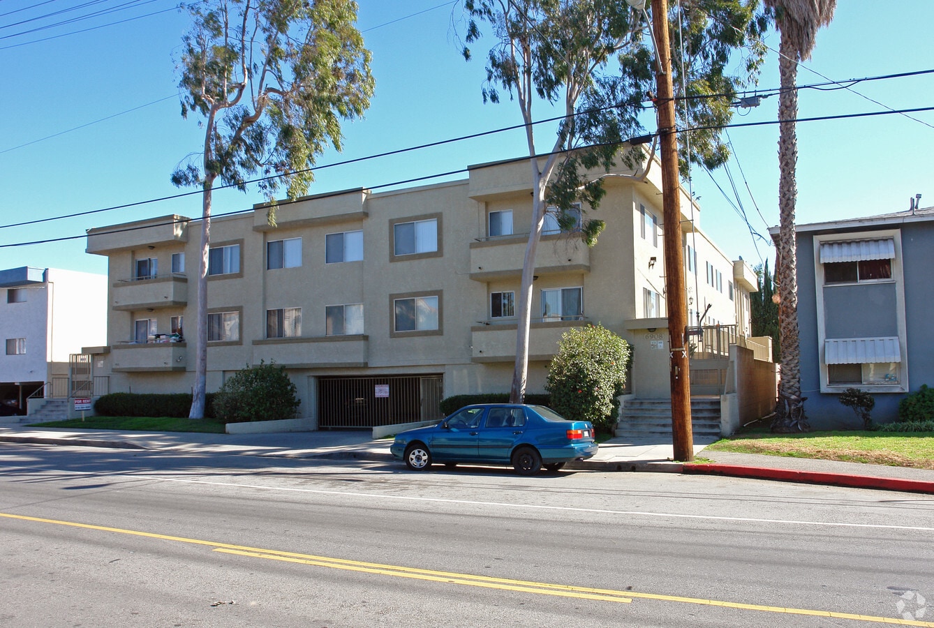 Photo - 6908-6914 Hazeltine Ave Apartments