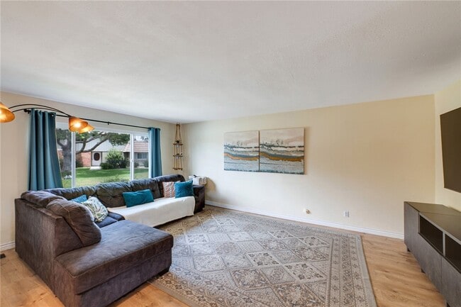 Photo - 4792 Larwin Ave
