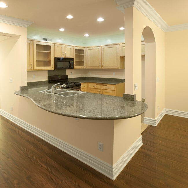 Photo - 10355 Riverside Dr Apartments Unit 204