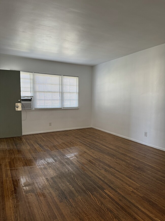Building Photo - 1380 Masselin Ave Unit 7