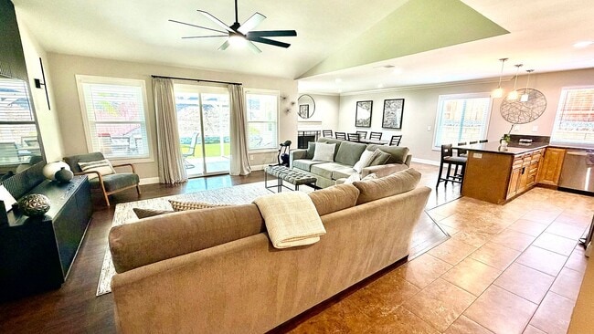 Photo - 2149 Merlyn Pl
