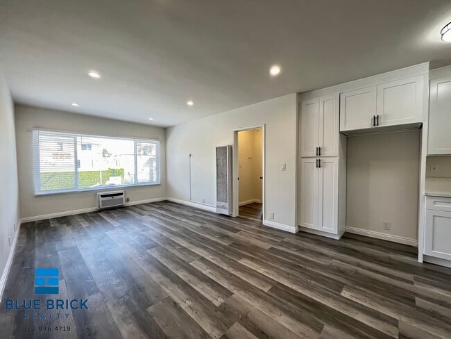 Building Photo - 15352 Vanowen St Unit 18