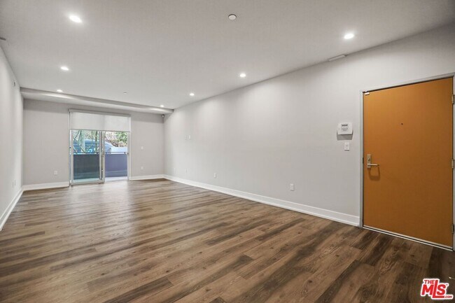 Photo - 838 N Hudson Ave Unit ph1