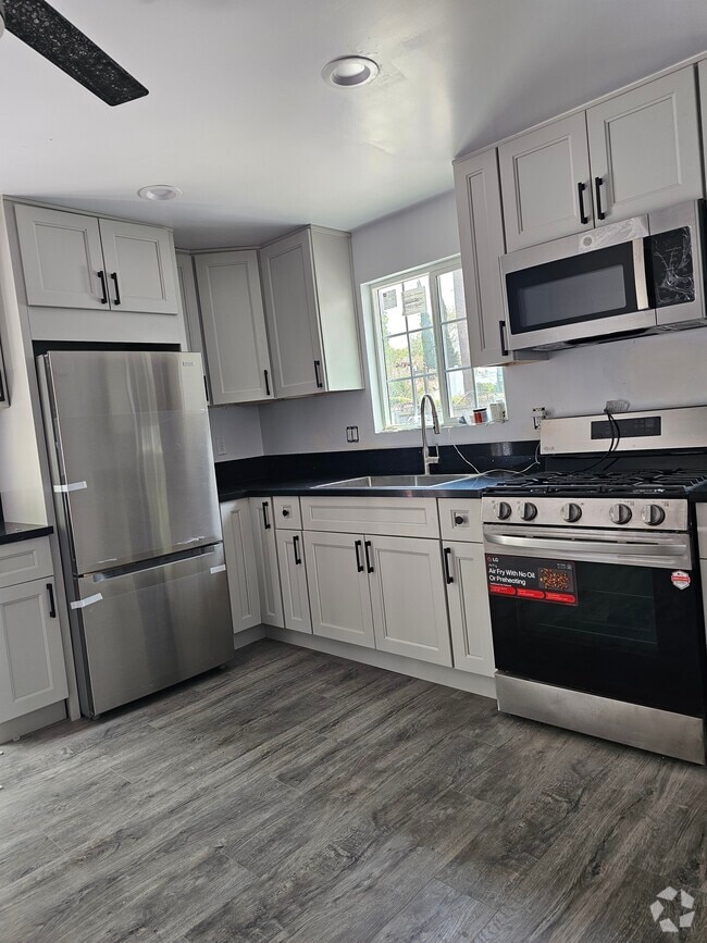 Building Photo - 14018 Runnymede St Rental