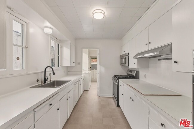 Photo - 147 S Poinsettia Pl