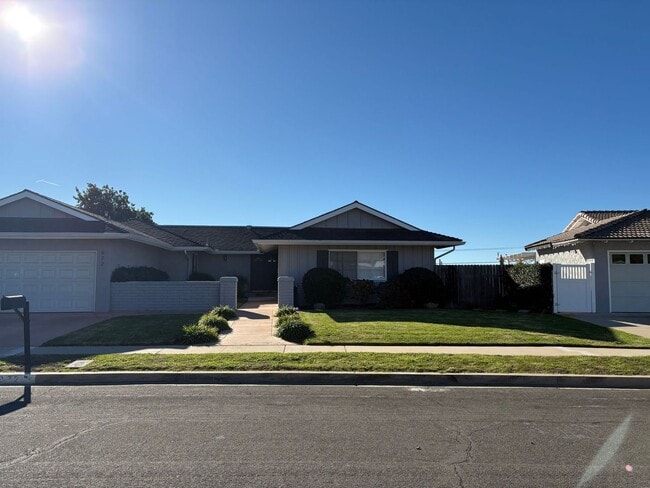 Building Photo - Lovely Thousand Oaks Rental with Expansive Yard and Mountain Views