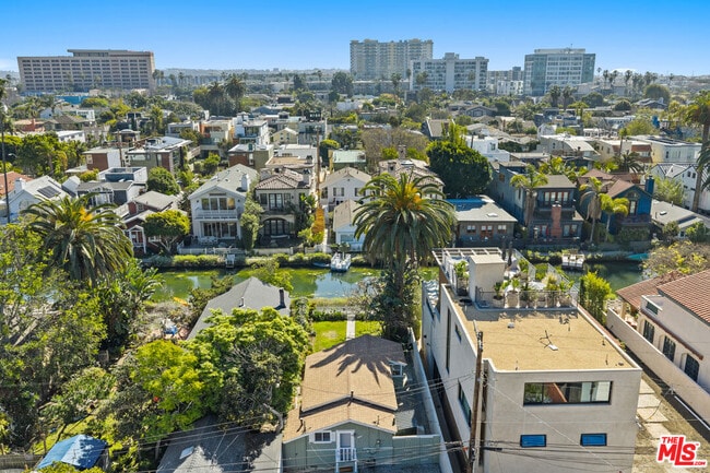 Photo - 439 Howland Canal