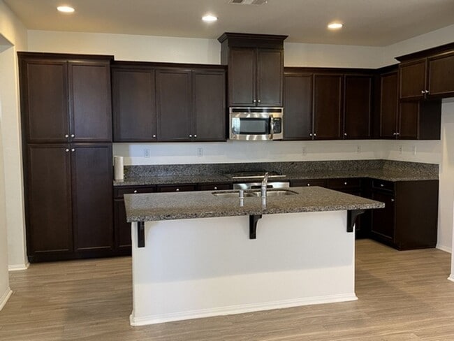 Building Photo - Beautiful large 3 bedroom home in Eastvale!
