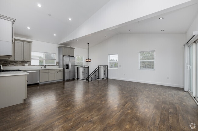 4BD, 3BA - 1,500SF - Living Room - 4839 W 18th St