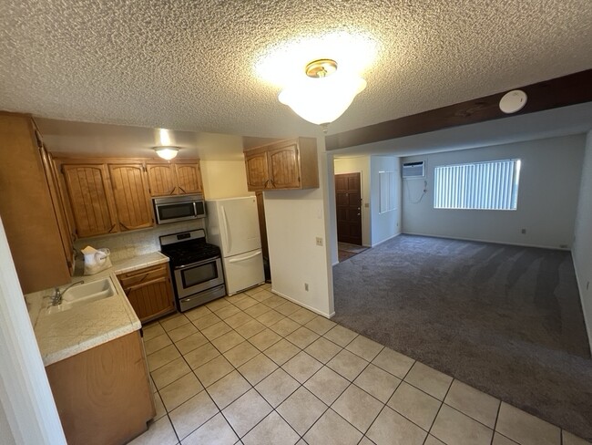 Building Photo - 3262 Montrose Ave Unit A