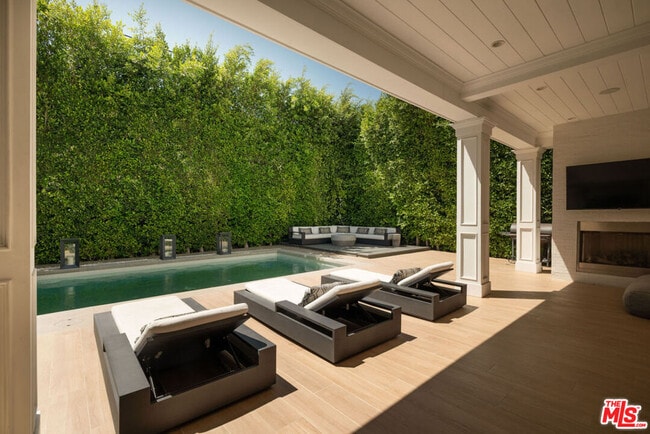 Building Photo - 531 N Stanley Ave