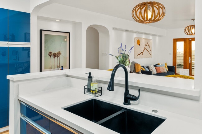 Photo - 3743 Latrobe St