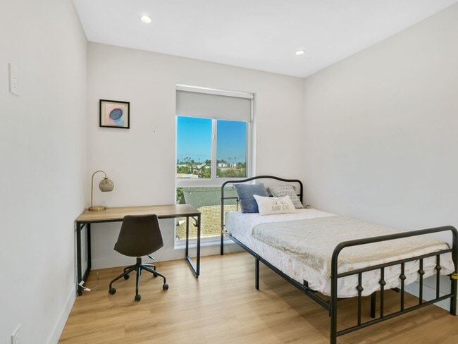 Building Photo - 3107-3107 Normandie Ave Unit 3105 B4-4