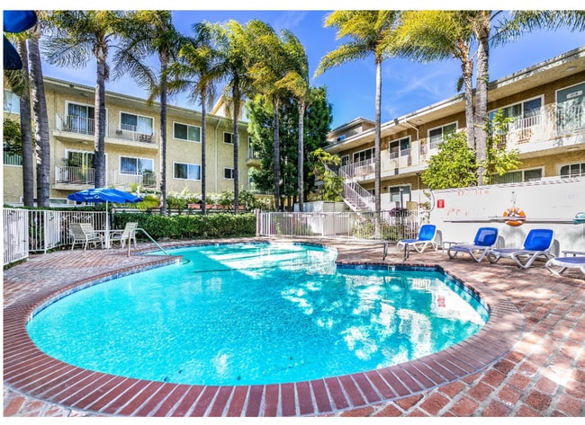 Building Photo - Resort Like Building 1+1+Patio Unit 105