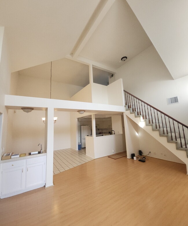 Building Photo - 5420 Sylmar Ave Unit #311