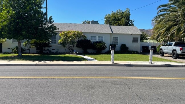 Building Photo - 5214 Golden Ave Unit B