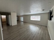 Photo - 2 bed/ 1 bath home / large yard / central located / Available Now!!