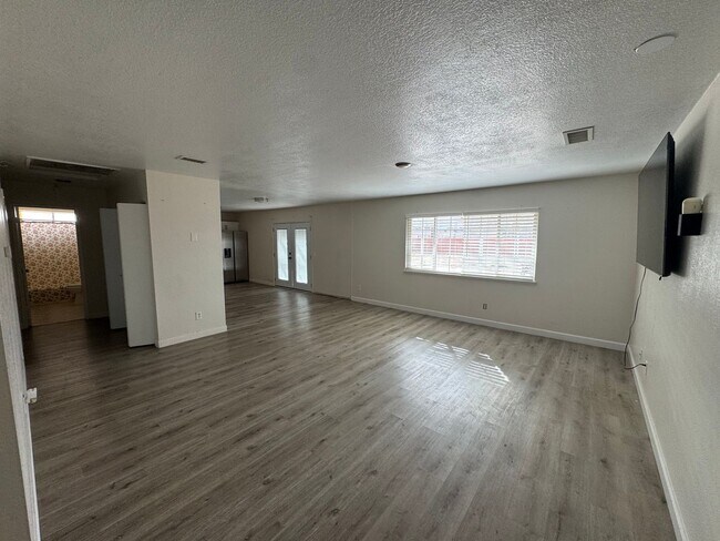 Photo - 2 bed/ 1 bath home / large yard / central located / Available Now!!