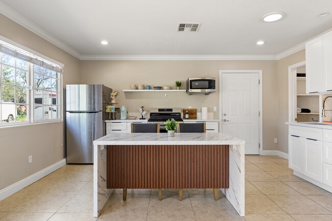 Photo - 23018 Oxnard St