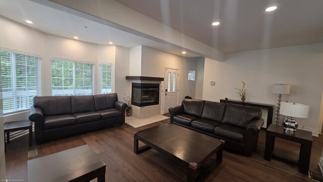 Photo - 321 Emerald Dr